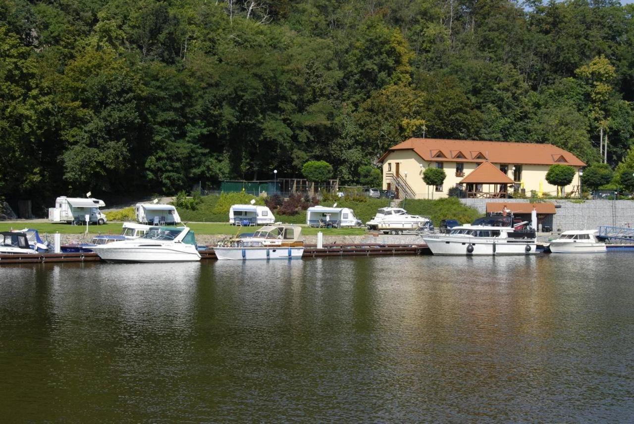 Marina Vltava Hotel Nelahozeves Buitenkant foto
