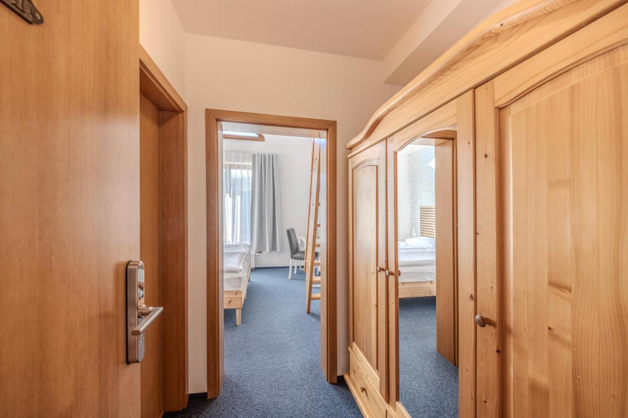 Marina Vltava Hotel Nelahozeves Buitenkant foto