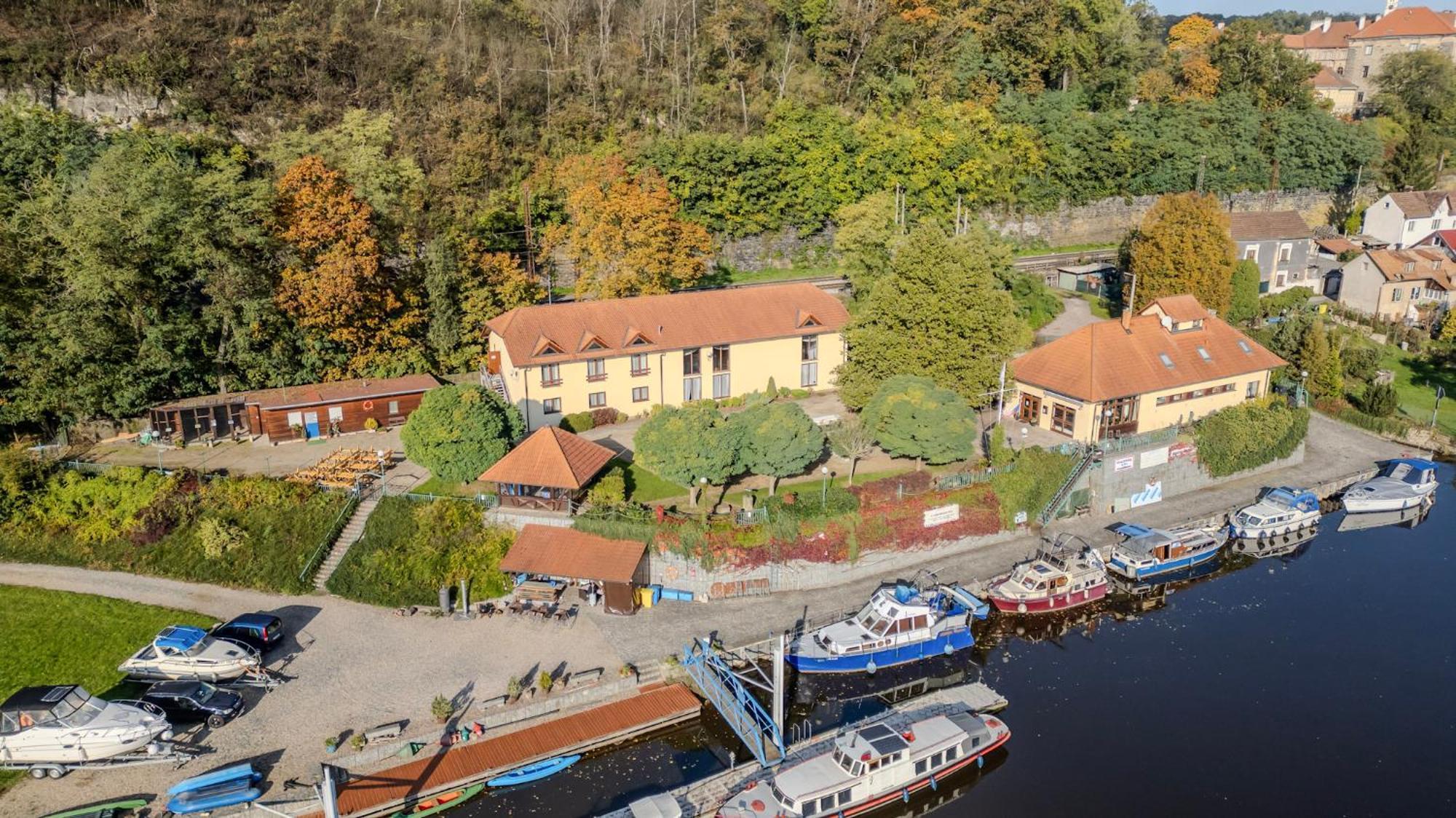 Marina Vltava Hotel Nelahozeves Buitenkant foto